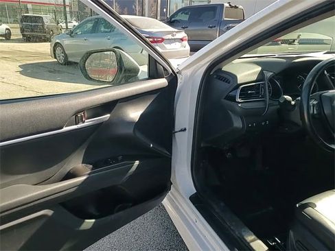 Used 2023 Toyota Camry SE image 10
