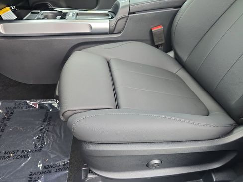 New 2025 Mercedes-Benz GLB 250 image 28