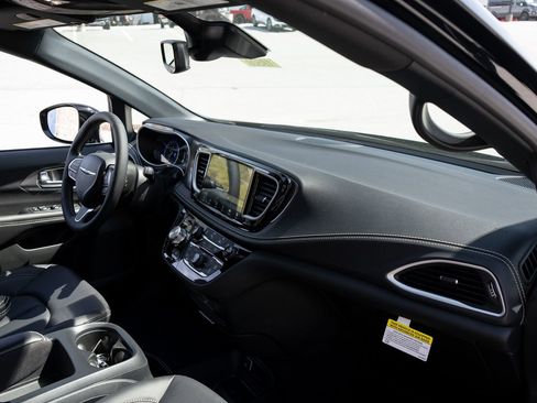 New 2026 Chrysler Pacifica Select FWD image 22