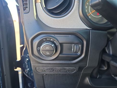 Used 2025 Jeep Gladiator Sport image 19