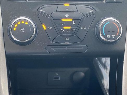 Used 2017 Ford Fusion SE image 27