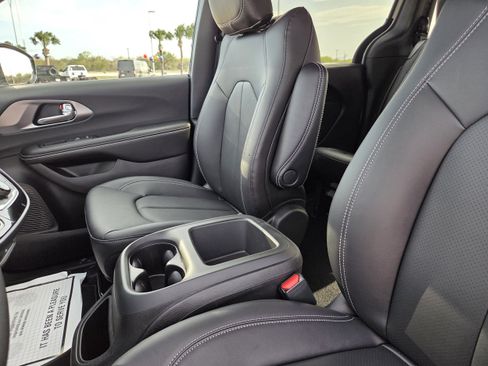 New 2026 Chrysler Voyager LX image 28