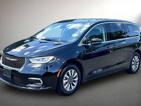 Used 2023 Chrysler Pacifica Touring-L FWD image 3