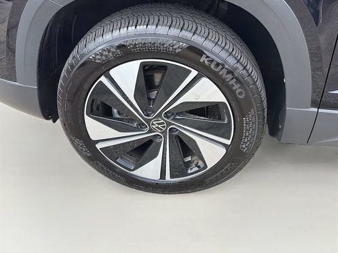 Used 2025 Volkswagen Taos SE AWD/4WD image 32