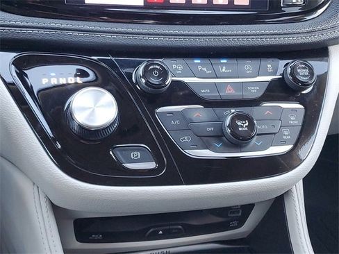 Used 2024 Chrysler Pacifica Limited w/ Uconnect Theater Family Group image 19