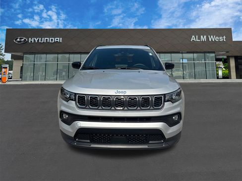 Used 2025 Jeep Compass Latitude image 2