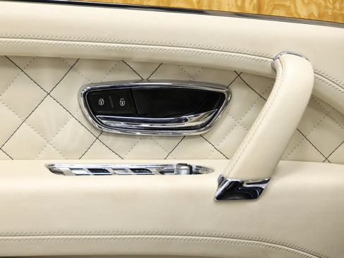 Used 2017 Bentley Bentayga AWD/4WD image 12