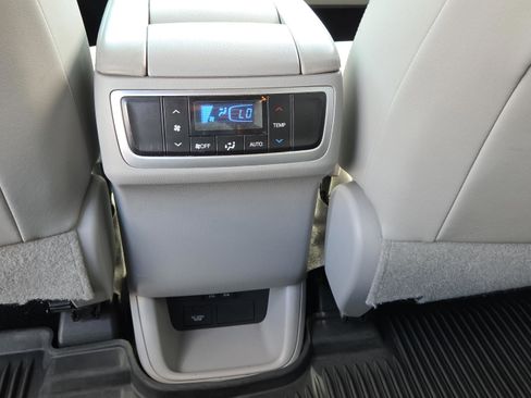 Used 2018 Toyota Highlander XLE image 26