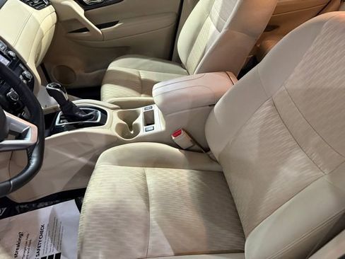 Used 2020 Nissan Rogue SV w/ Premium Package image 22