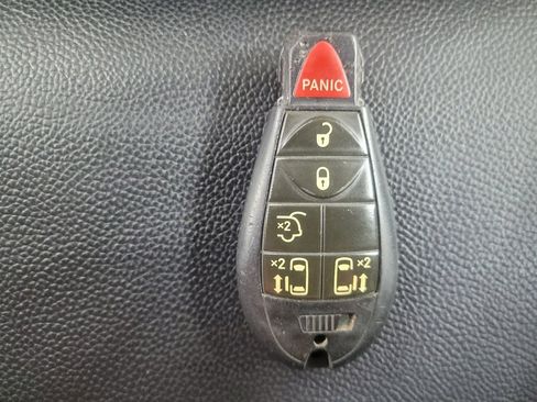 Used 2016 Chrysler Town & Country Touring FWD image 32