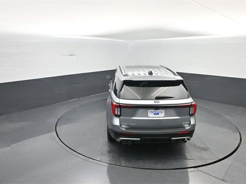 Certified 2025 Ford Explorer Platinum w/ Ultimate Package image 24