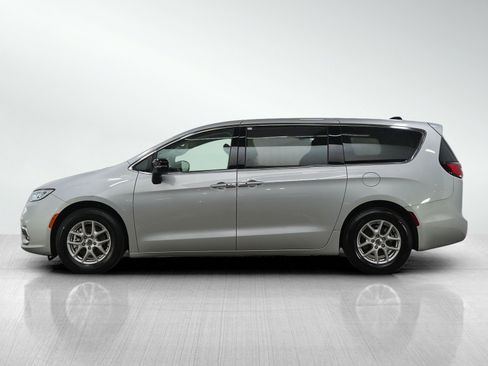 Used 2024 Chrysler Pacifica Touring-L image 2