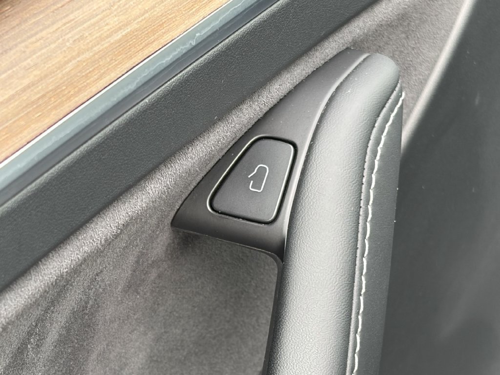 Used 2024 Tesla Model Y 2WD image 21