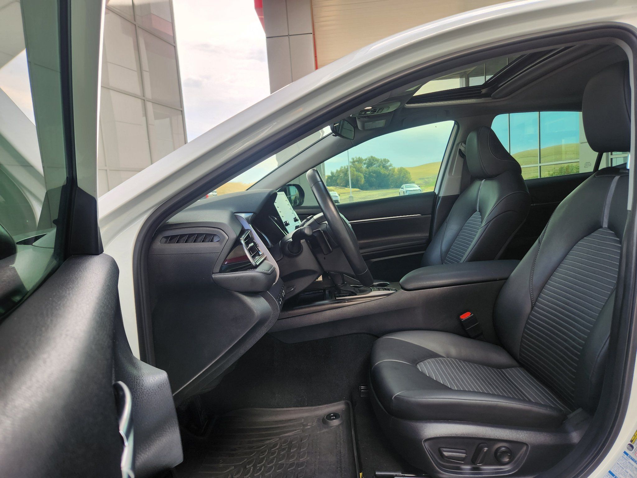 Used 2024 Toyota Camry SE AWD/4WD image 14