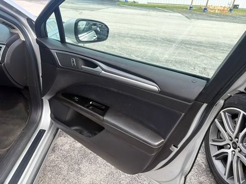 Used 2016 Ford Fusion SE FWD image 15