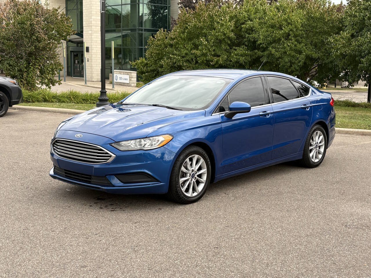 Used 2017 Ford Fusion SE FWD image 1