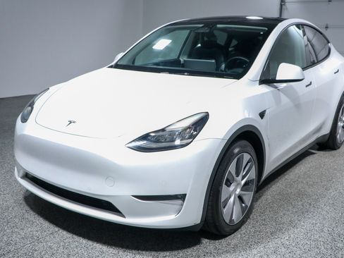 Used 2022 Tesla Model Y Long Range AWD/4WD image 26