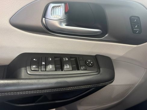 Used 2024 Chrysler Pacifica Touring-L FWD image 13