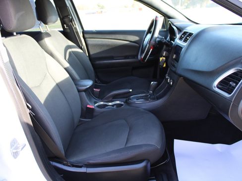 Used 2013 Dodge Avenger SE image 20