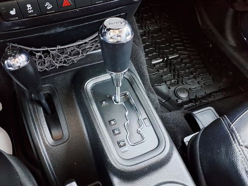 Used 2018 Jeep Wrangler Sahara w/ Connectivity Group image 24