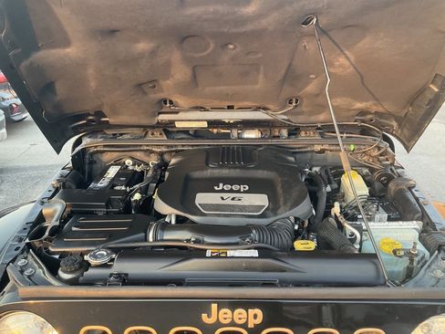 Used 2014 Jeep Wrangler Unlimited Sahara image 8