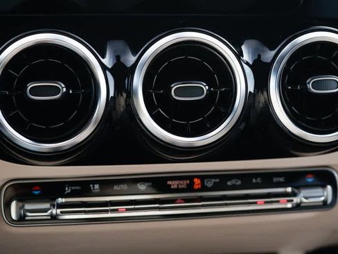 Used 2022 Mercedes-Benz GLA 250 4MATIC image 21