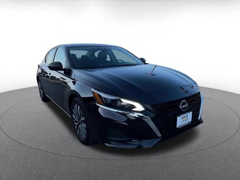 Used 2025 Nissan Altima 2.5 SV FWD image 3