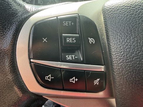 Used 2022 Ford Explorer XLT w/ Equipment Group 202A AWD/4WD image 31