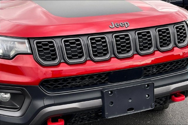 Used 2025 Jeep Compass Trailhawk AWD/4WD image 31