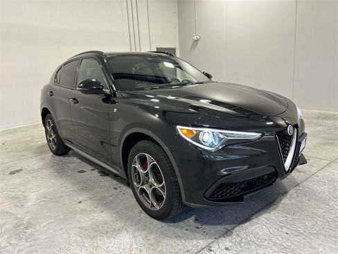 Used 2022 Alfa Romeo Stelvio Ti image 4