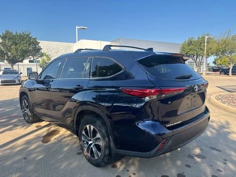Used 2021 Toyota Highlander XLE AWD/4WD image 7
