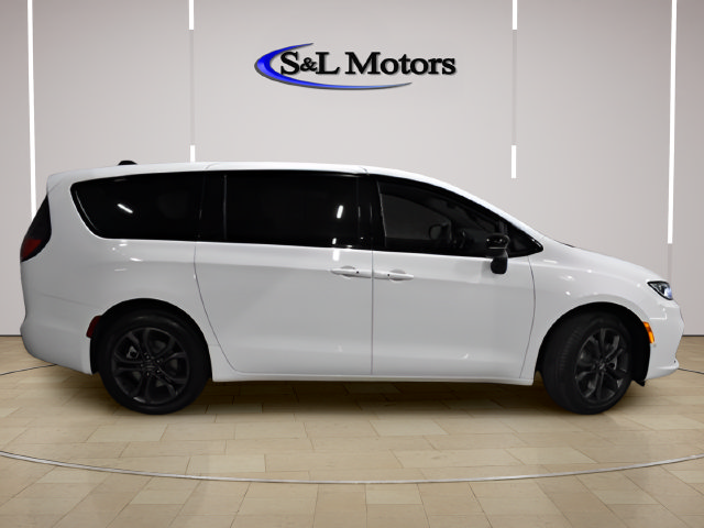 New 2026 Chrysler Pacifica Select AWD/4WD image 8