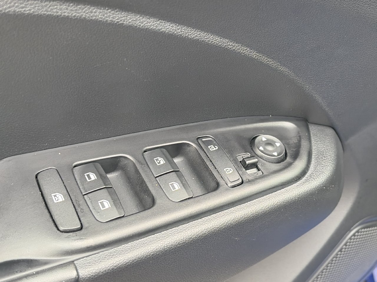 Used 2025 Hyundai Venue Limited FWD image 15