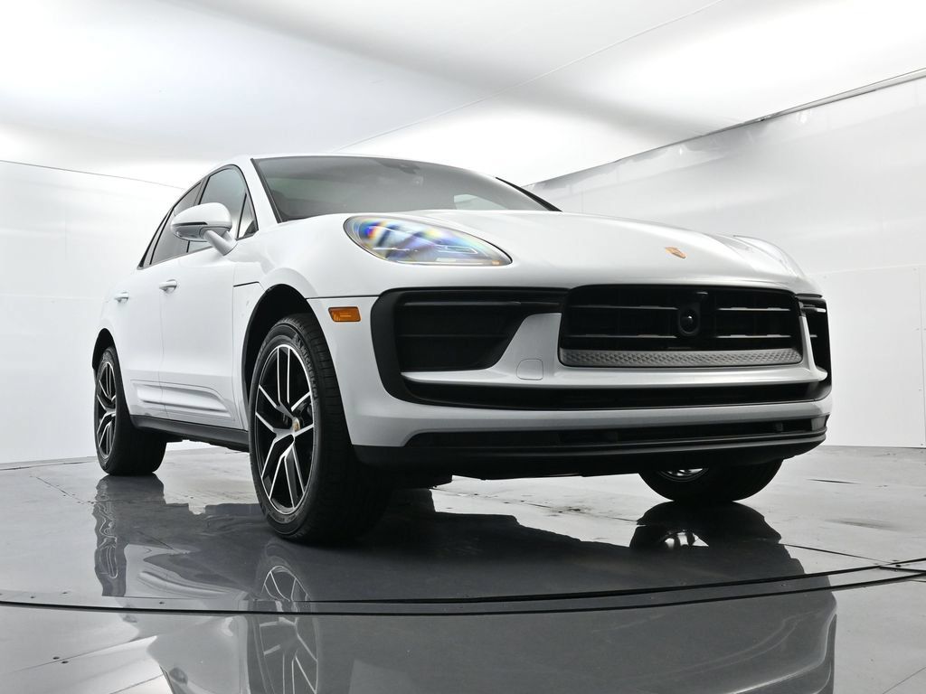 Certified 2025 Porsche Macan AWD/4WD image 50