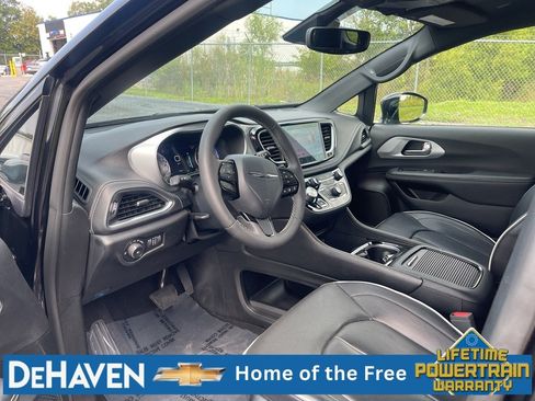 Used 2025 Chrysler Pacifica Limited FWD image 11
