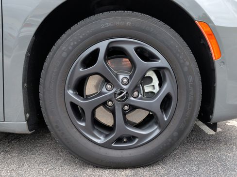 Used 2022 Chrysler Pacifica Limited w/ Uconnect Theater Family Group FWD image 15