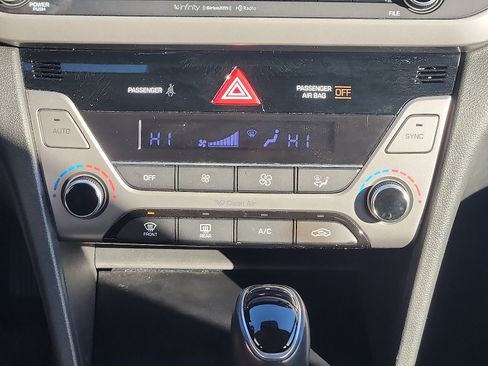 Used 2017 Hyundai Elantra Limited w/ Limited Tech Package 04 image 18