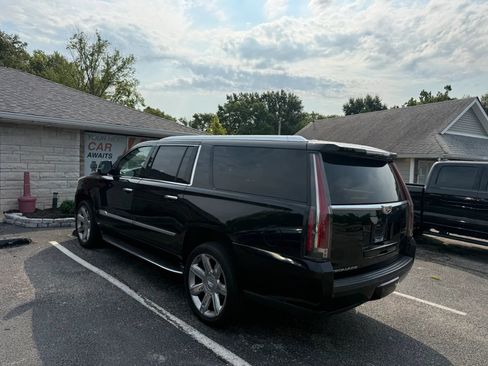 Used 2019 Cadillac Escalade ESV Luxury AWD/4WD image 3