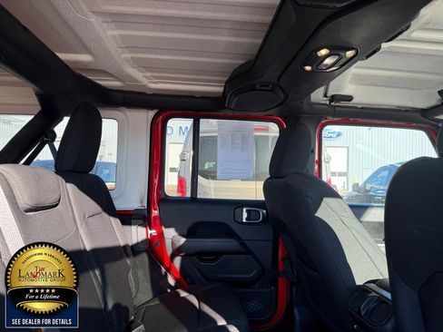Used 2019 Jeep Wrangler Unlimited Sahara AWD/4WD image 14