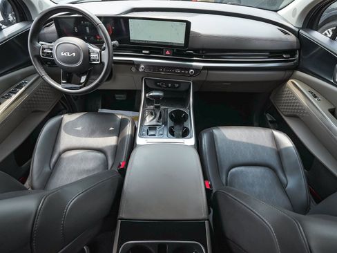 Used 2025 Kia Carnival FWD image 39