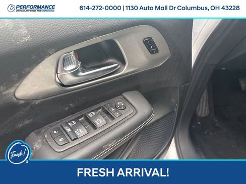 Used 2024 Chrysler Pacifica Premium image 17