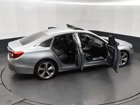 Used 2018 Honda Accord Touring image 6
