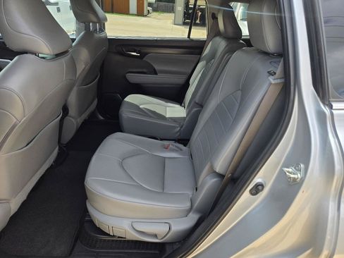 Used 2020 Toyota Highlander XLE AWD/4WD image 13