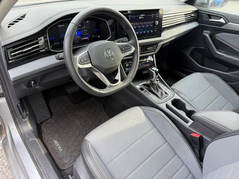Used 2025 Volkswagen Jetta SE w/ Sunroof Package FWD image 14
