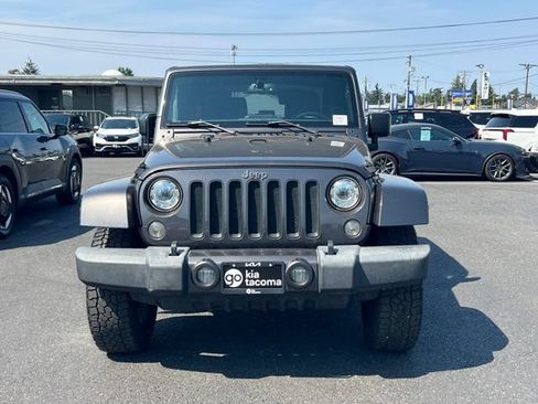 Used 2018 Jeep Wrangler Sahara w/ Connectivity Group AWD/4WD image 4