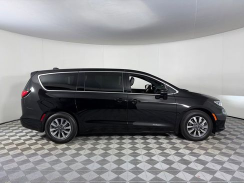 Used 2025 Chrysler Pacifica Select w/ Uconnect Theater Family Group FWD image 5