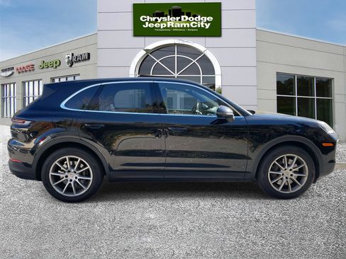 Used 2024 Porsche Cayenne Base image 5