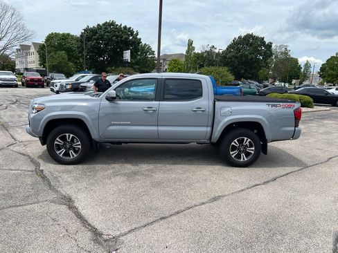 Used 2019 Toyota Tacoma TRD Sport AWD/4WD image 2