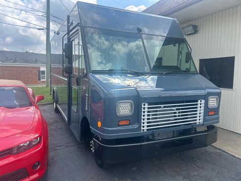 Used 2019 Ford E-450 and Econoline 450 Super Duty RWD image 3