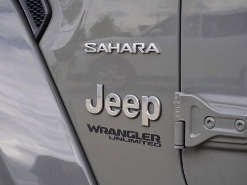 Used 2021 Jeep Wrangler Unlimited Sahara w/ Dual Top Group AWD/4WD image 17